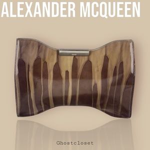 🎉 HOST PICK 🎉 EUC Alexander McQueen patterned patent leather clutch